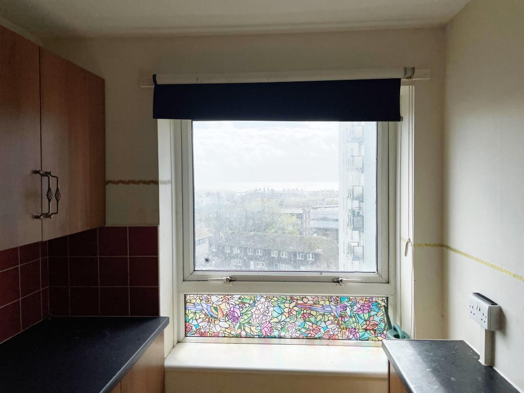 Lot: 75 - TWO-BEDROOM FLAT FOR IMPROVEMENT WITH SEA VIEWS -
